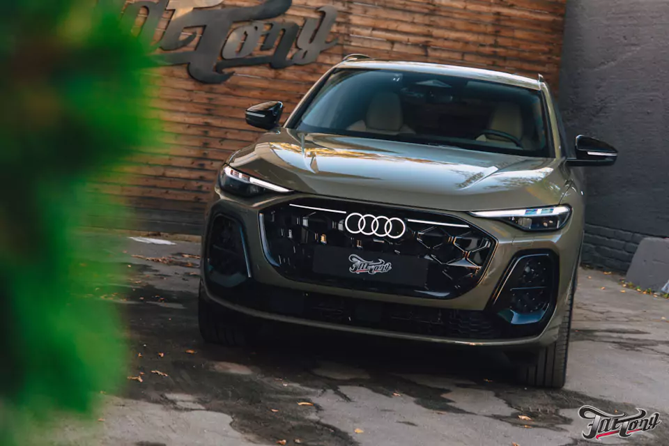 Забронировали Audi Q5 L прозрачным глянцевым полиуретаном, выполнили шумоизоляцию дверей и арок, установили видеорегистратор